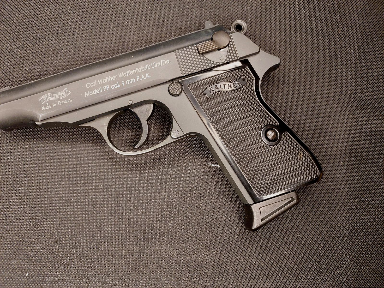 Pistola de señal Walther PP Cal. 9mm P.A.K. negra niquelada (PTB 923) con maletín