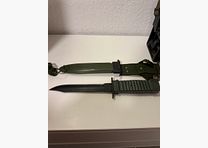 Baïonnette militaire / couteau de combat avec denture de scie + fourreau – pièce de collection