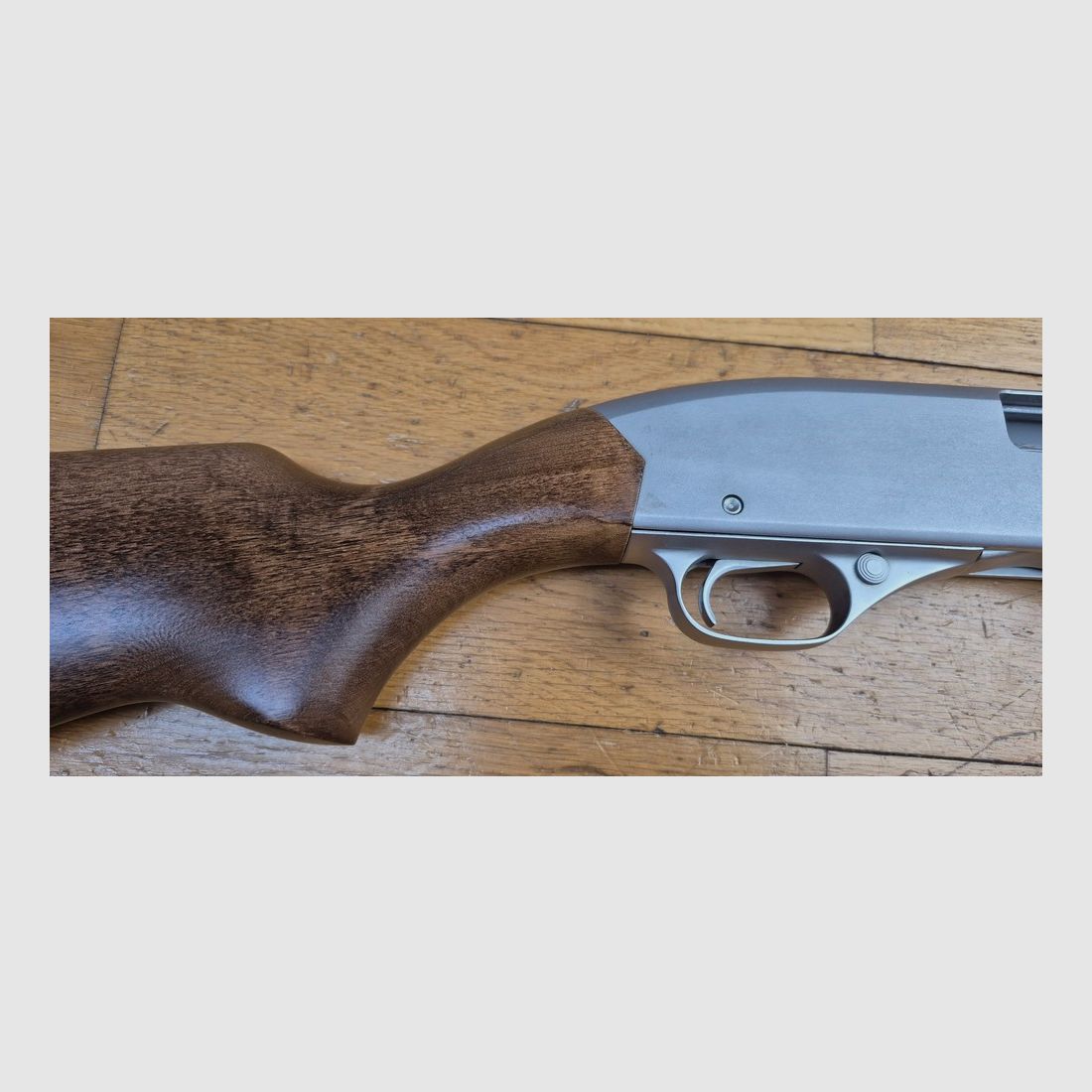 Sehr schönes Vorderschaftrepetierer Winchester Model 1300 – Seltene Version Edelstahl « Security Police » – Kal. 12/76 – Vollständig satinierte, rostfreie Ausführung (Chrom auf Edelstahl) – Mechanik und Holz einwandfrei – Waffe in nahezu neuwertigem Zustand – TBE++, Bild 4 von 34