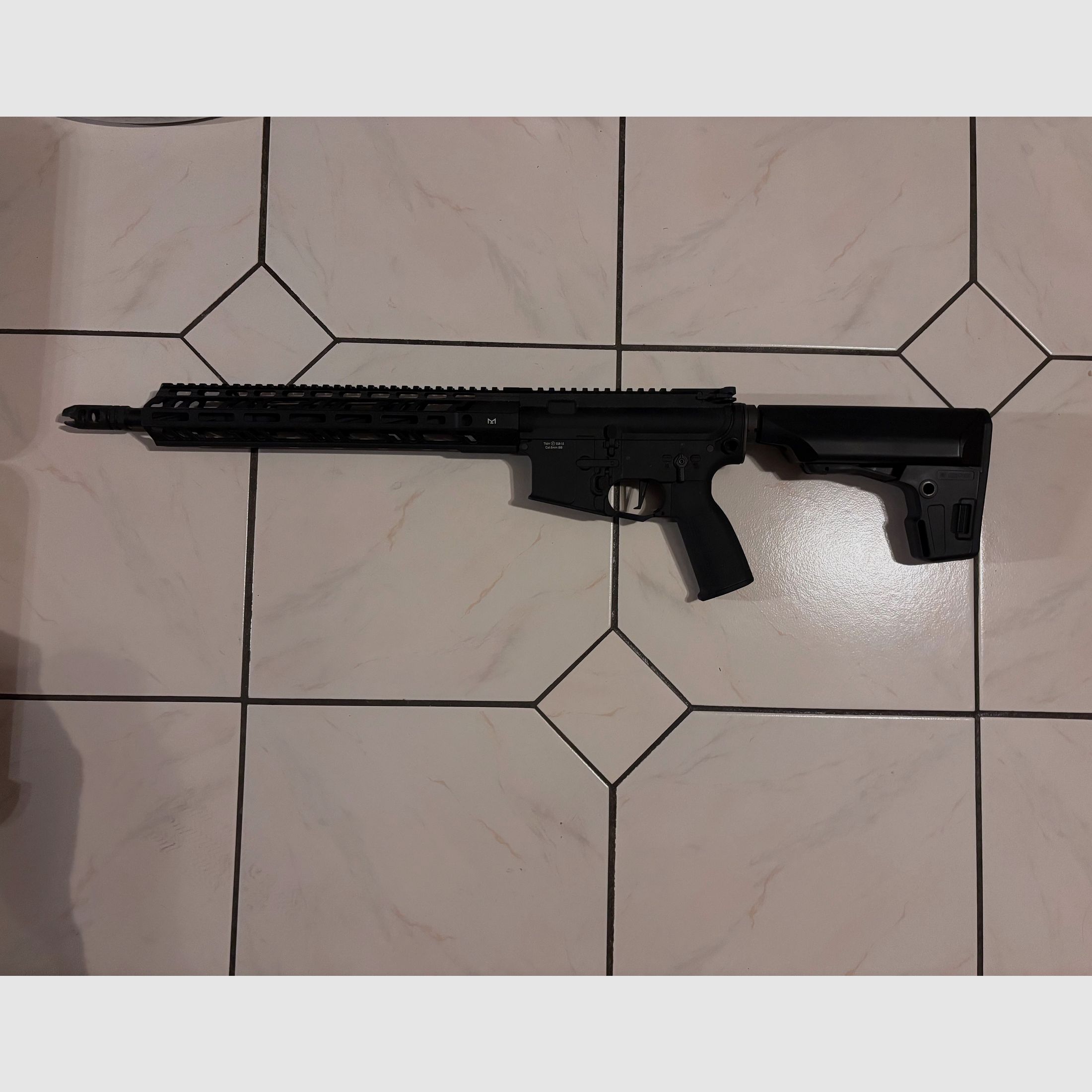 SSR15 Airsoft Sturmgewehr mit 3 Magazinen, Magazinlader und Akku