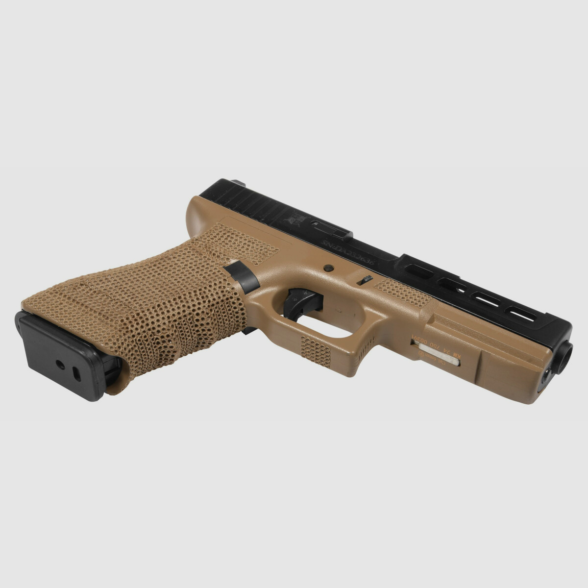 P06 GBB Airsoft Pistole in Tan | Delta Armory