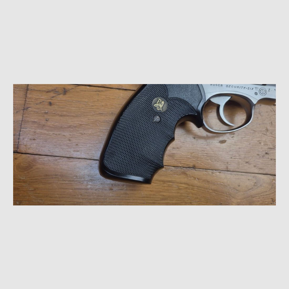Very nice Revolver Sturm Ruger Security-Six — Cal .357 Magnum — Less common stainless finish in six inches — Firearm from late 1981 / early 1982 — Still the best era of Bill Ruger — Very very nice physical condition of the aesthetic and mechanical athlete! — Pachmayr grips — Mirror barrel — A classic that has become rare in stainless and six inches — TBE+ / TBE++, image 3 of 28