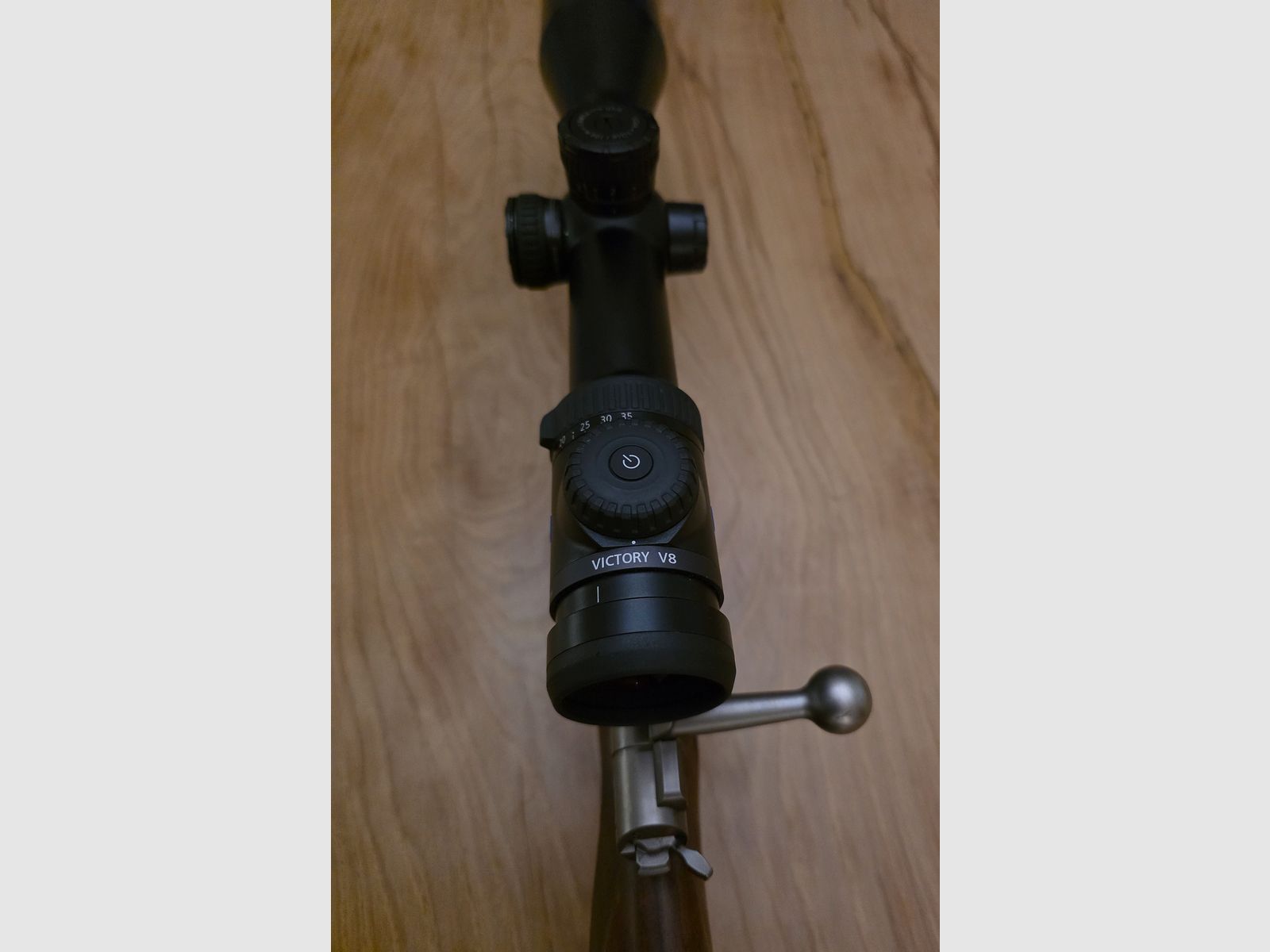 Mauser M03 Expert .223 z drewnianym stockiem i Zeiss Victory V8 4,5-35 x 60 z celownikiem z szybką regulacją (ASV)