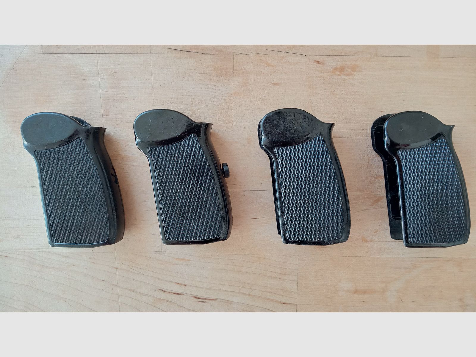 Schwarze Bakelit Griffschalen für DDR Polizei Pistole-M inkl. Schraube / Vintage Griff für ost-deutsche Makarov // 8 Schuss PM 9x18