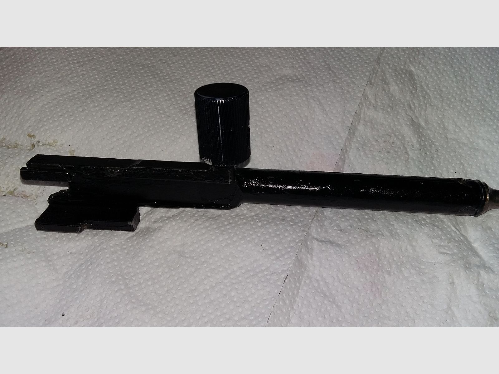 Modifizierter Original Izhmash Yunker 3 AK74 Deko Verschlussträger/Boltcarrier mit echtem Gaskolben und einem Zenitco style extended charginghandle. TAGS: AK47, AKM, Kalasch, Russland