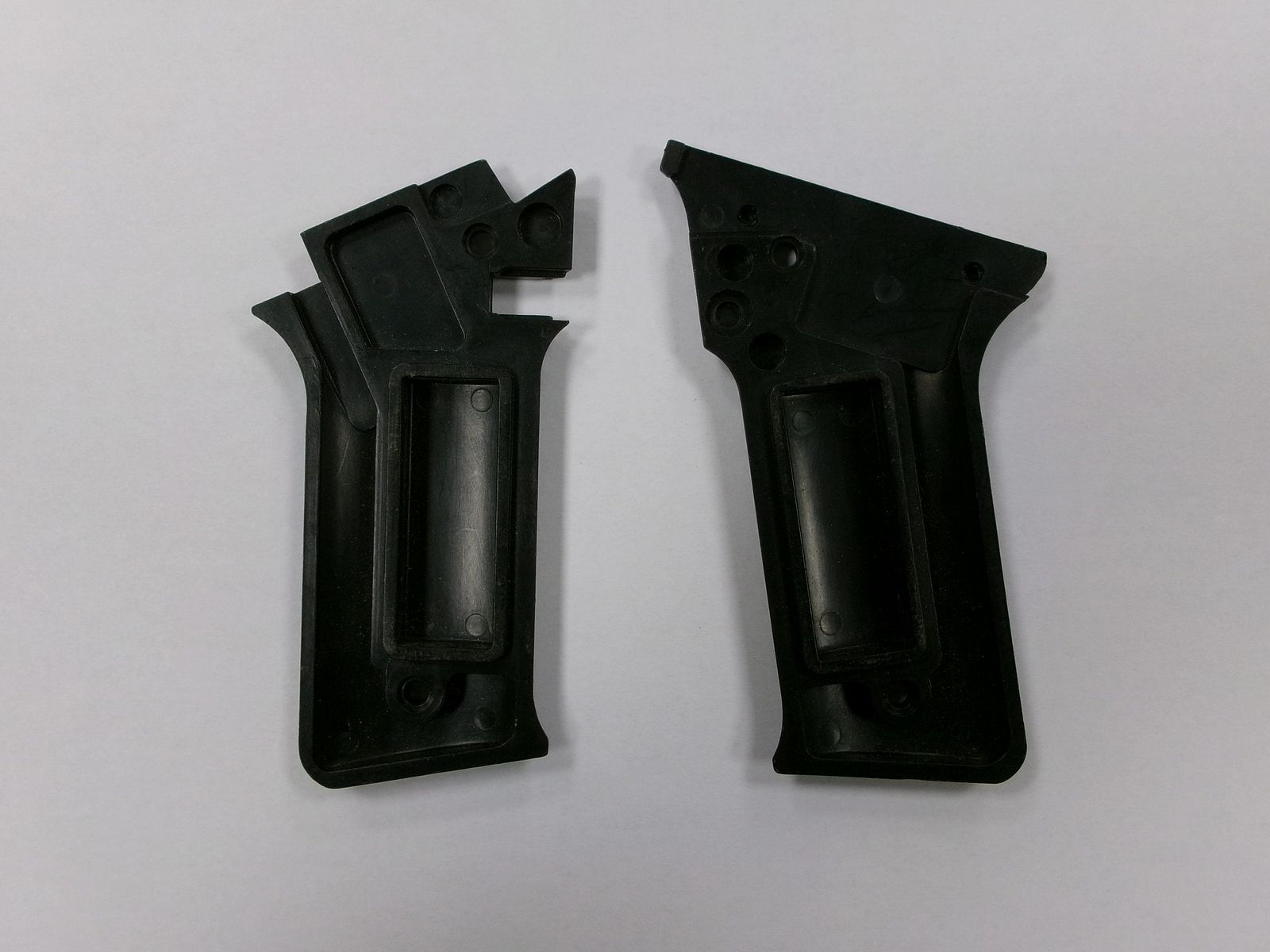 Griffe aus Kunststoff für Benelli B80, Bild 1 von 2