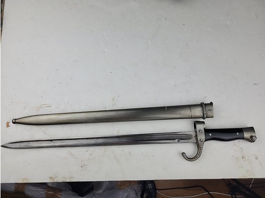 Baionette Berthier Modell 1892 2. Typ – mit originalen Bakelit-Griffschalen – Mono-Nummer – sehr guter Zustand