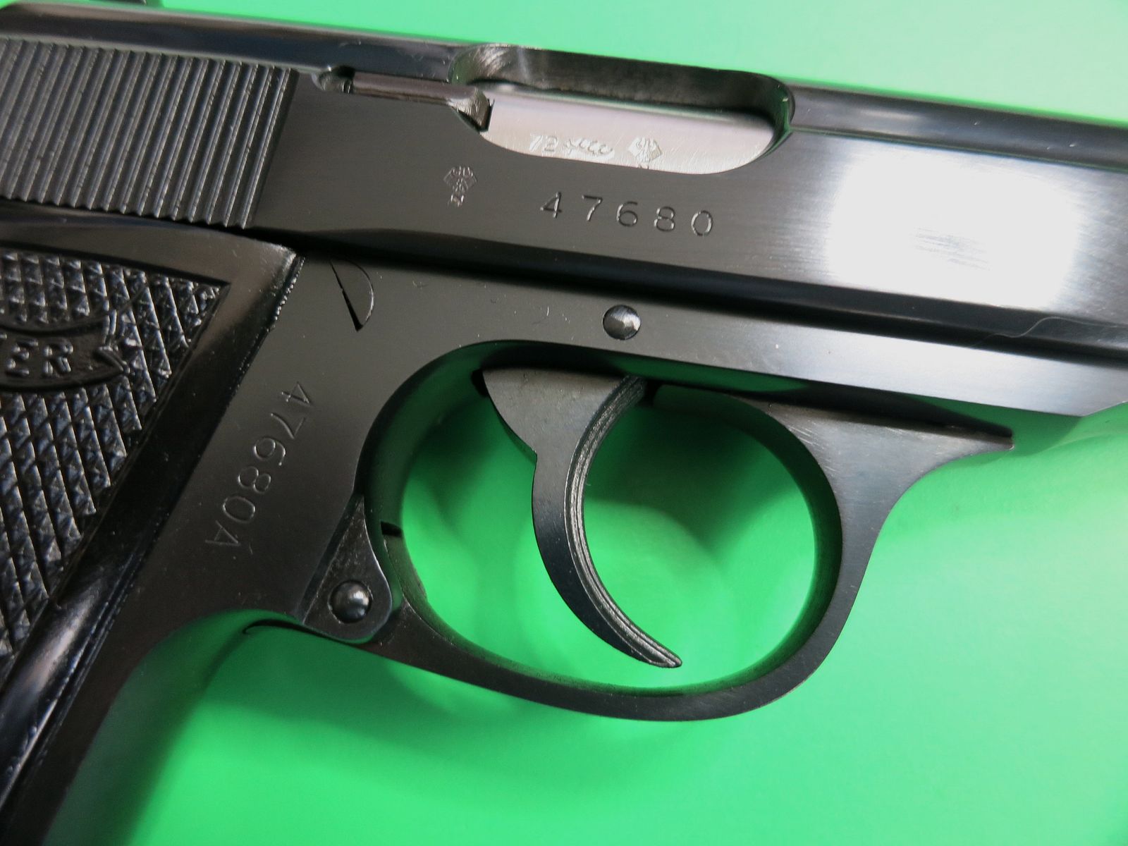 Pistola semiautomática, Walther PP, cal. 9 mm corto, empuñaduras negras, como nueva       #75