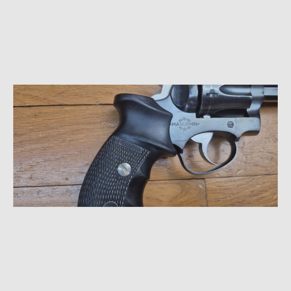 Sehr gutes Exemplar des Revolvers MR88 D – Gute Produktion von Manurhin aus den späten Jahren – 3 Zoll im Kal. 38Sp – Rahmen 100% Stahl Manurhin – Brünierung zu 95% – Sehr gute Mechanik – Ausgezeichneter Lauf im neuwertigen Zustand – Trausch-Griff – BE+/TBE, Bild 4 von 23