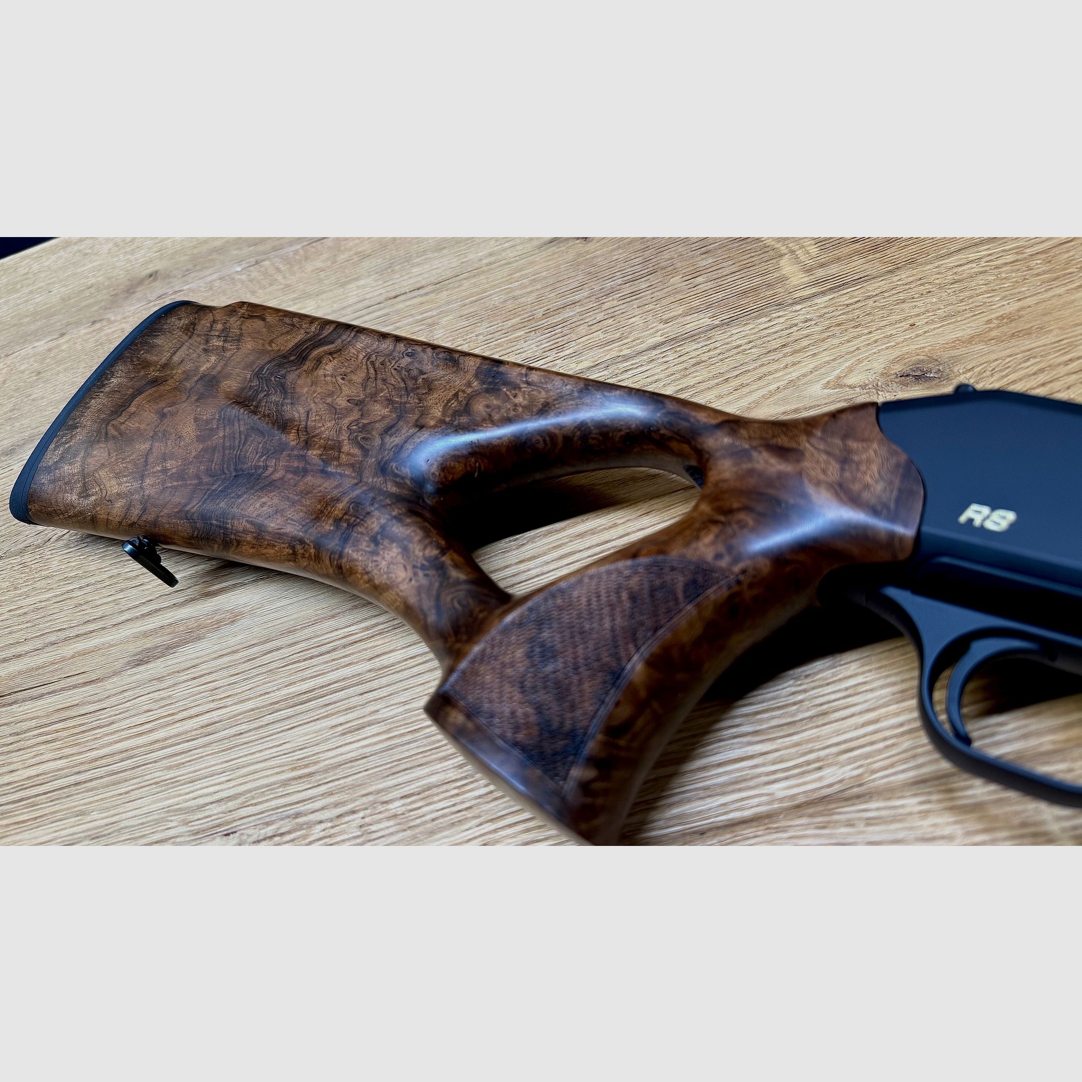 Blaser R8 Holzschaft/Lochschaft mit System, traumhafter, außergewöhnlicher Zubehör-Lochschaft HK 8-9, goldenes R8 Logo