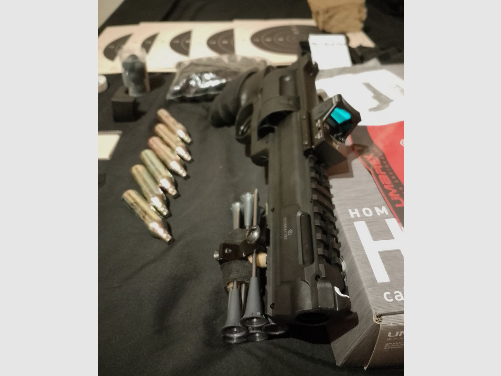 Neuwertiger HDR68 Markierer Gen1 T4E Cal .68 Nägel keine Pfeile Geschosshalter Nagelgeschosse Set Red DOT Visier 2 extra Magazin Trommel Rubberballs Zielscheiben CO2 Kapseln 