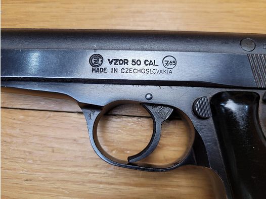 Schöner tschechischer Pistol VZ 50 oder VZOR 50 – Kal. 7,65 Br – 8 Schuss – Ganz aus gutem Stahl des Eisernen Vorhangs – Exemplar von 1962 – Mechanik einwandfrei – Schöne Brünierung – Schöne tschechische Waffe in TBE+