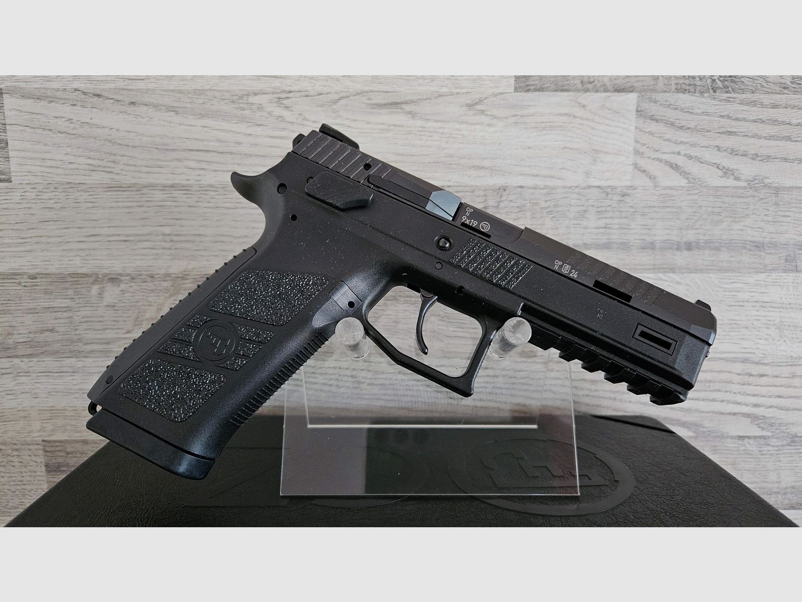 Nieuwe goederen van de vakhandel - Pistool CZ P-09 Kal. 9mmLuger + Koffer en 2 Magazijnen - verzendkosten vrij!