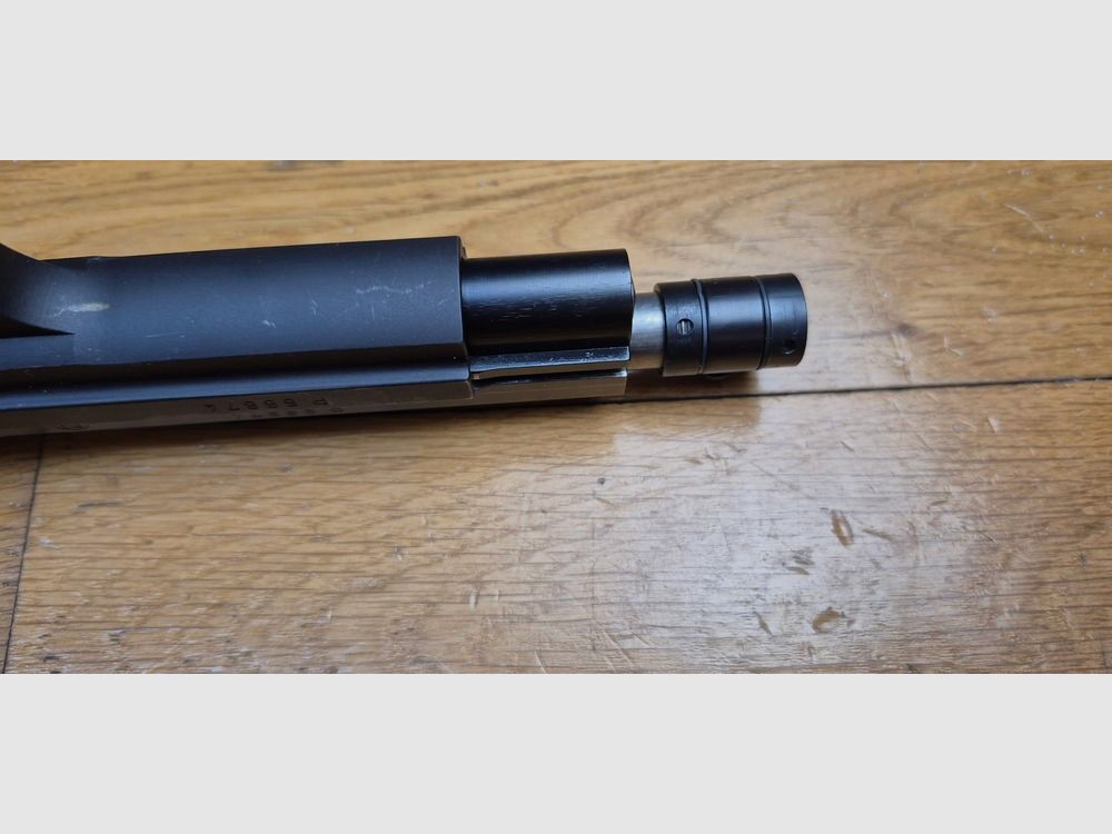 Bardzo rzadki pistolet SIG P210-5 – „Ten” P210 do zawodów! (i nie tylko do precyzji!) – Kal. 9×19 – 100% broń SIG ze Szwajcarii sprzed 1984 roku – Nowa lufa 15 cm – Przesunięta muszka Patridge i mikrometryczna szczerbina 100% stal – Broń z marca 1971 roku – Bardzo ładne oksydowanie / fosfatowanie – Spust do zawodów – Jeden z 3.294 P210-5! – Marzenie o działaniu – 2. magazynek – Stan TBE++/TBE+++!, zdjęcie 12 z 26