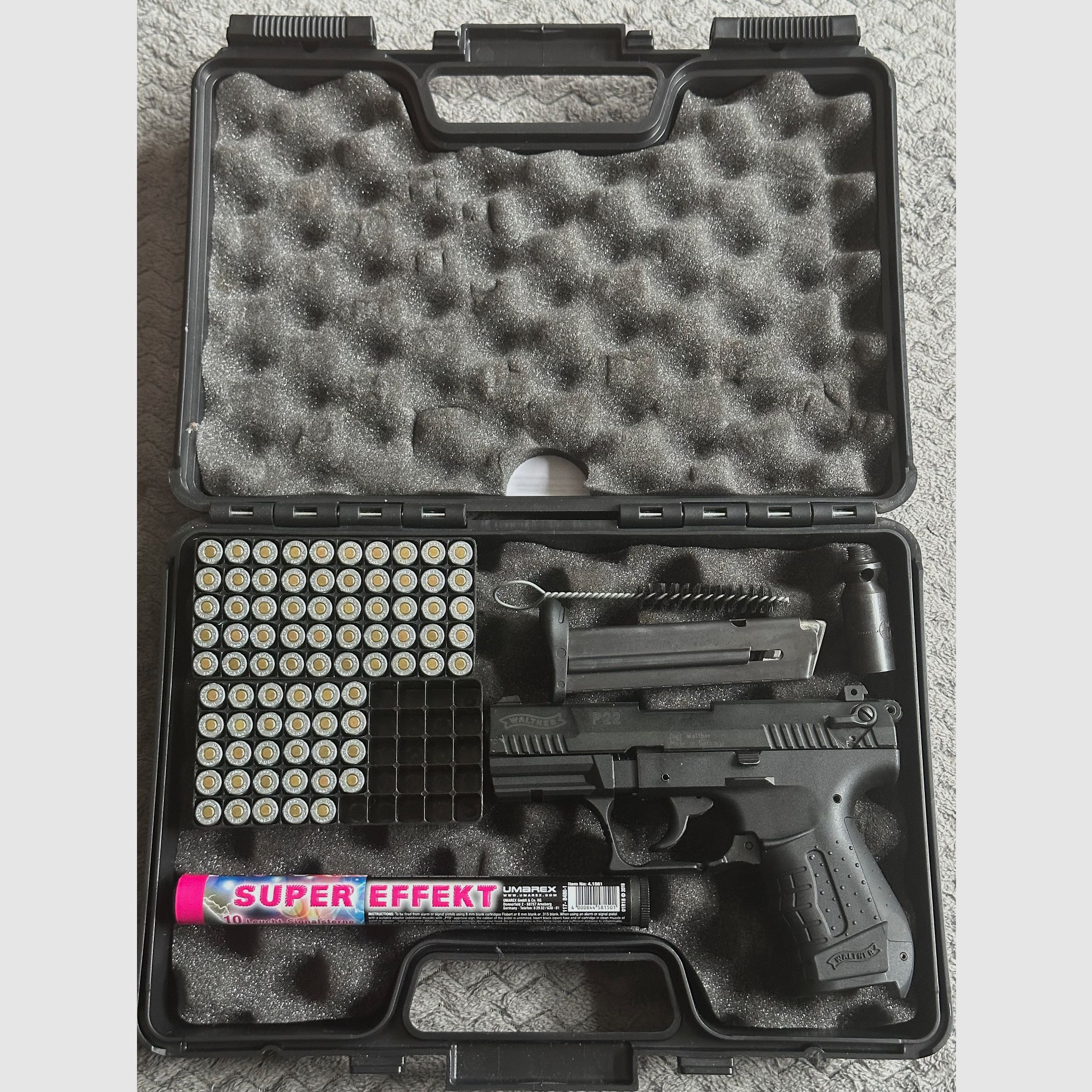 Walther P22 9mm P.A.K. mit Munition und Abschusseffekten