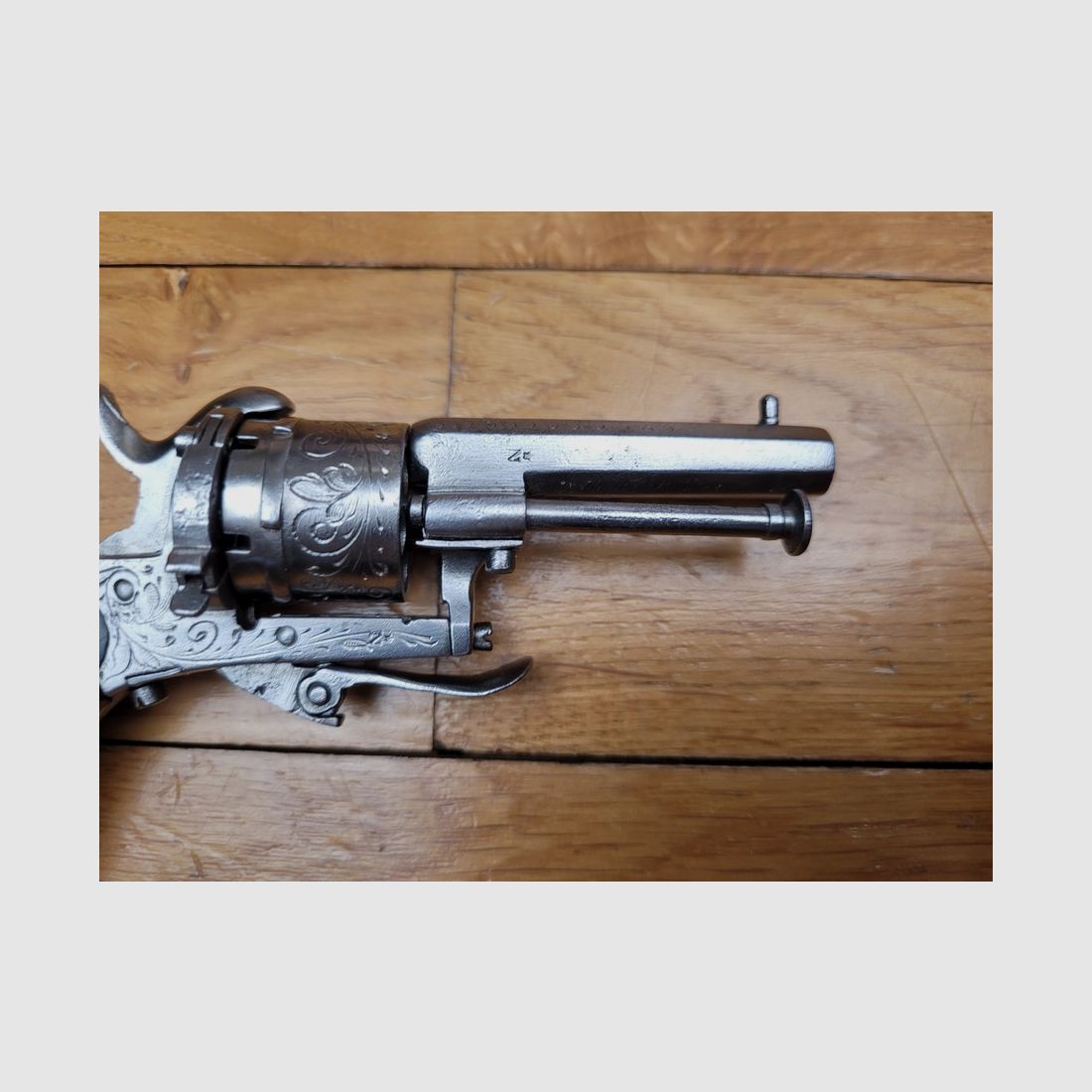 Schöner Mini-Revolver im seltenen Kaliber 5mm Broche – Lütticher Herstellung – fein graviert – schöne Ebenholz-Griffschalen – schöne Mechanik – sehr guter Zustand, Bild 4 von 15