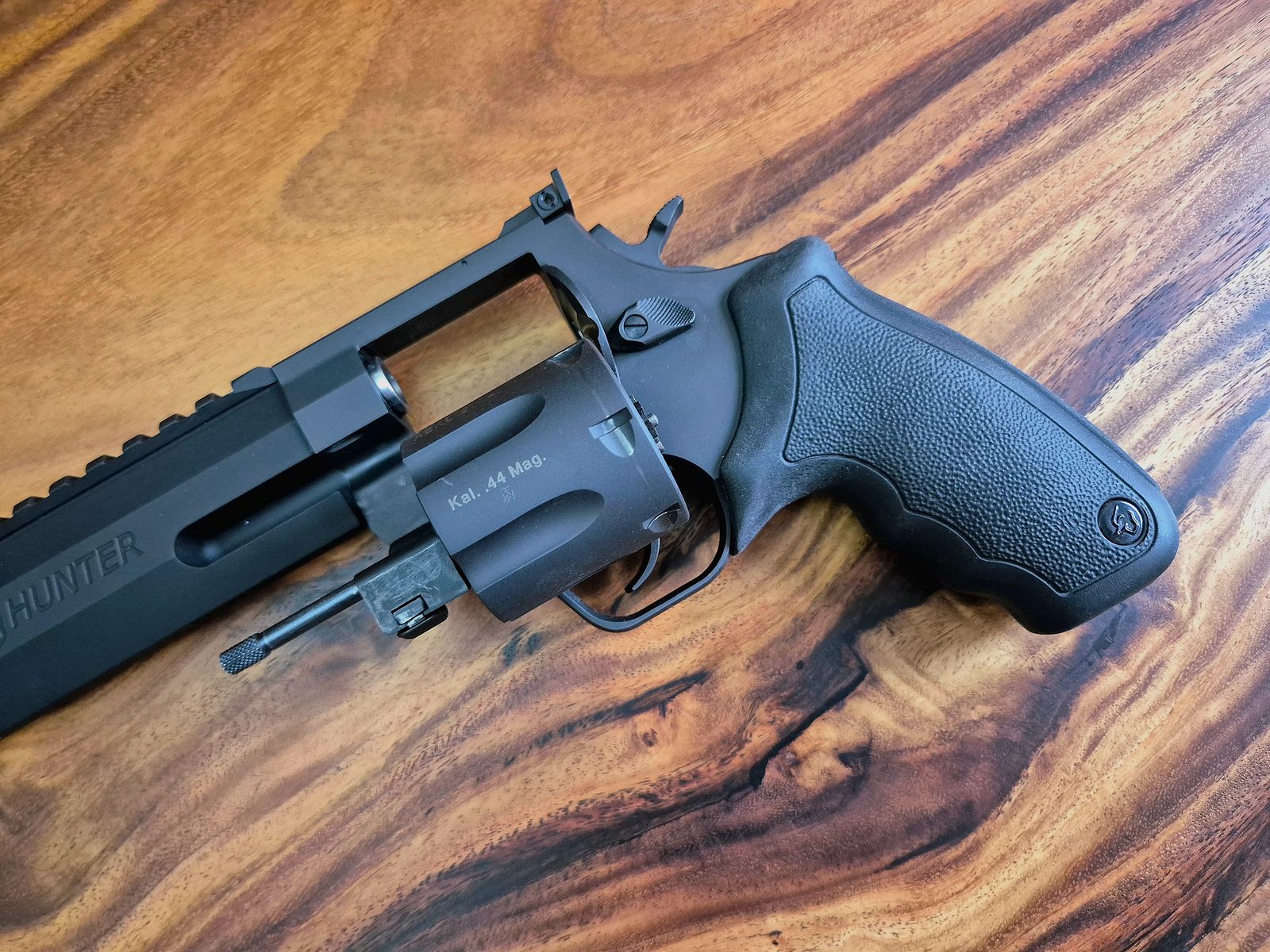 Taurus Raging Hunter 8 3/8" .44 Mag. inkl. 3x HKS Speedloader – Neuwertiger Zustand