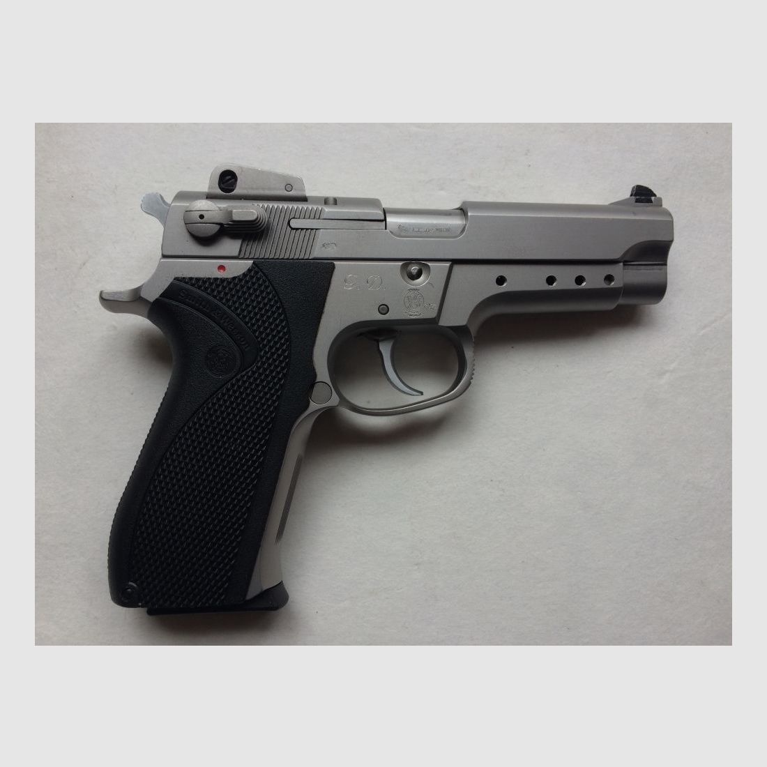 Smith and Wesson	 5906