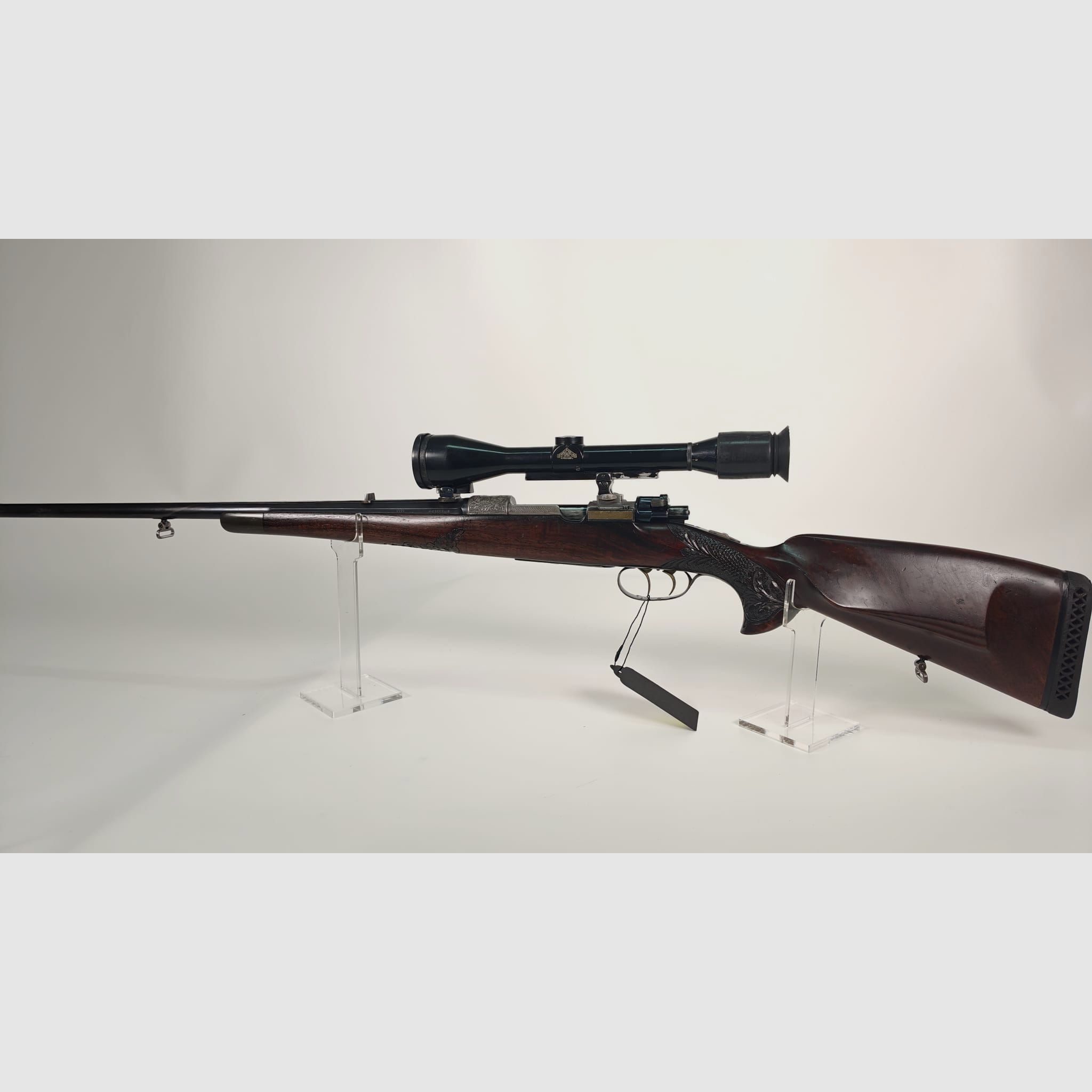 Repetierer Einzelstück 7x64 inkl. ZF 2,5-10x42 mit Handgravuren und Schaftholzverschneidungen
