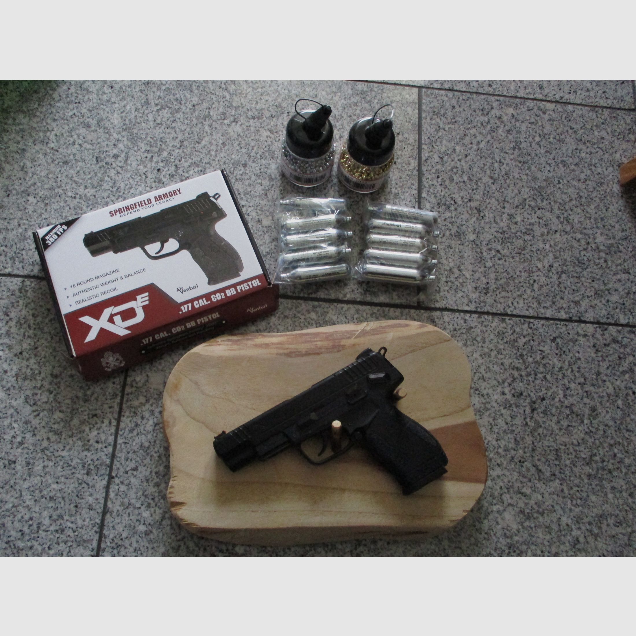 Springfield XDE 4,5 mm BB Co2-Pistole  +  2x 1500 BB  +  18 Umarex 12g Kapseln  +  Wandbrett  NEU