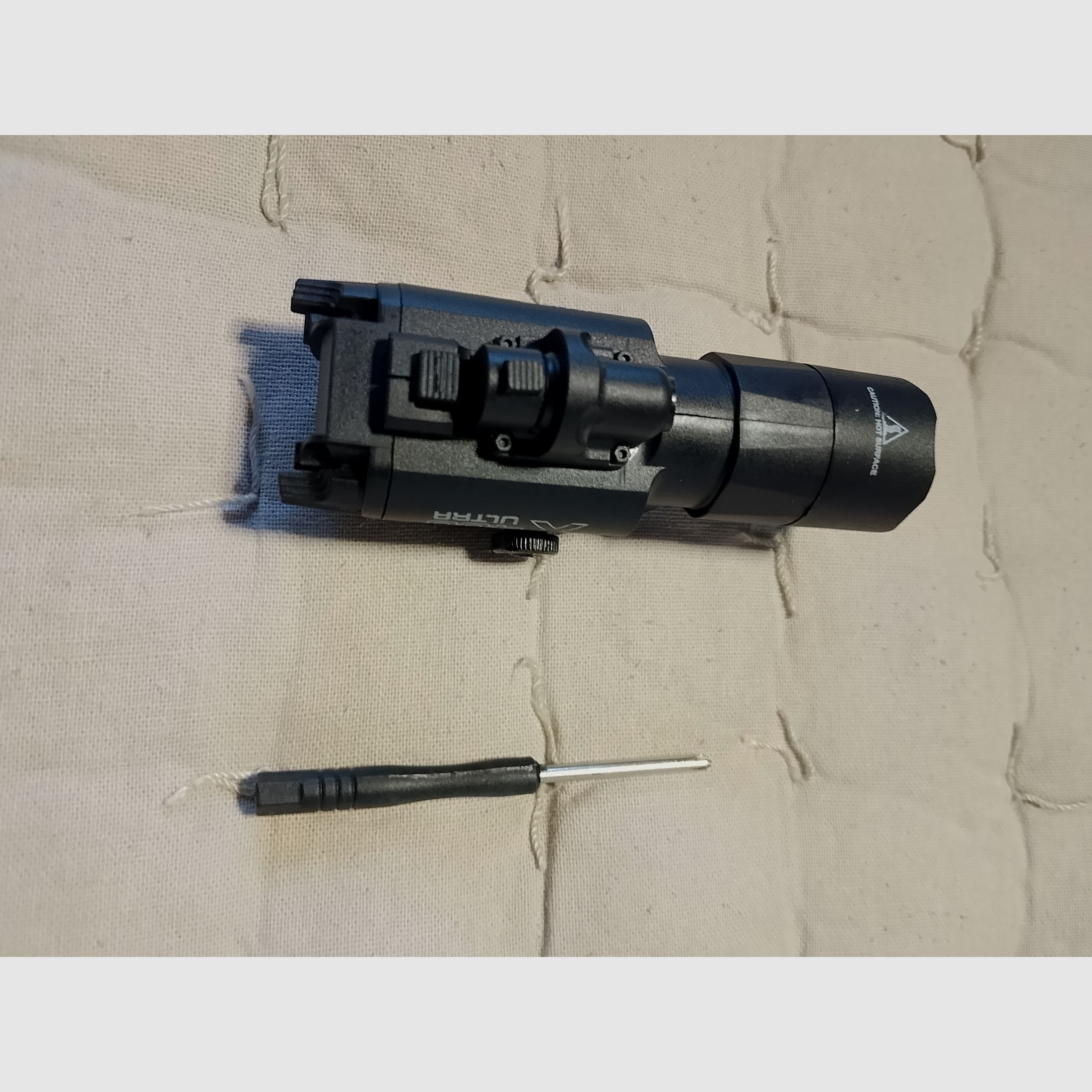 Latarka LED w połączeniu z czerwonym laserem Picatinny Uniwersalna lampa