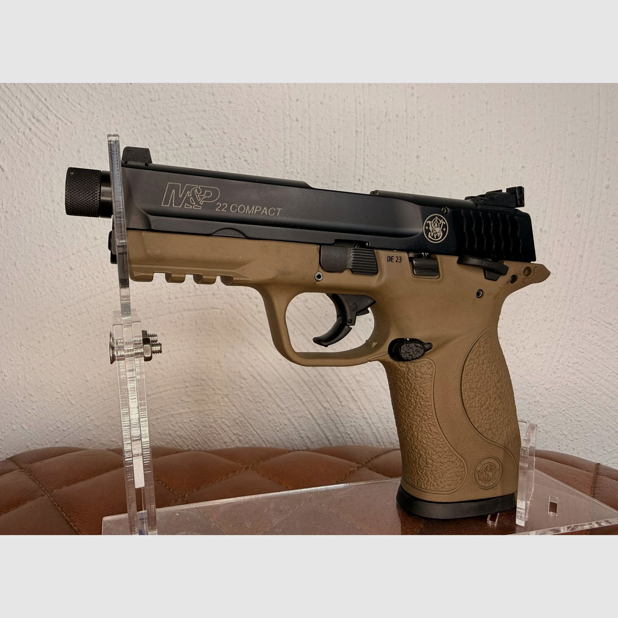 S&W Pistol M&P22 Compact, Suppressor Ready, 3.56" (FDE stock)