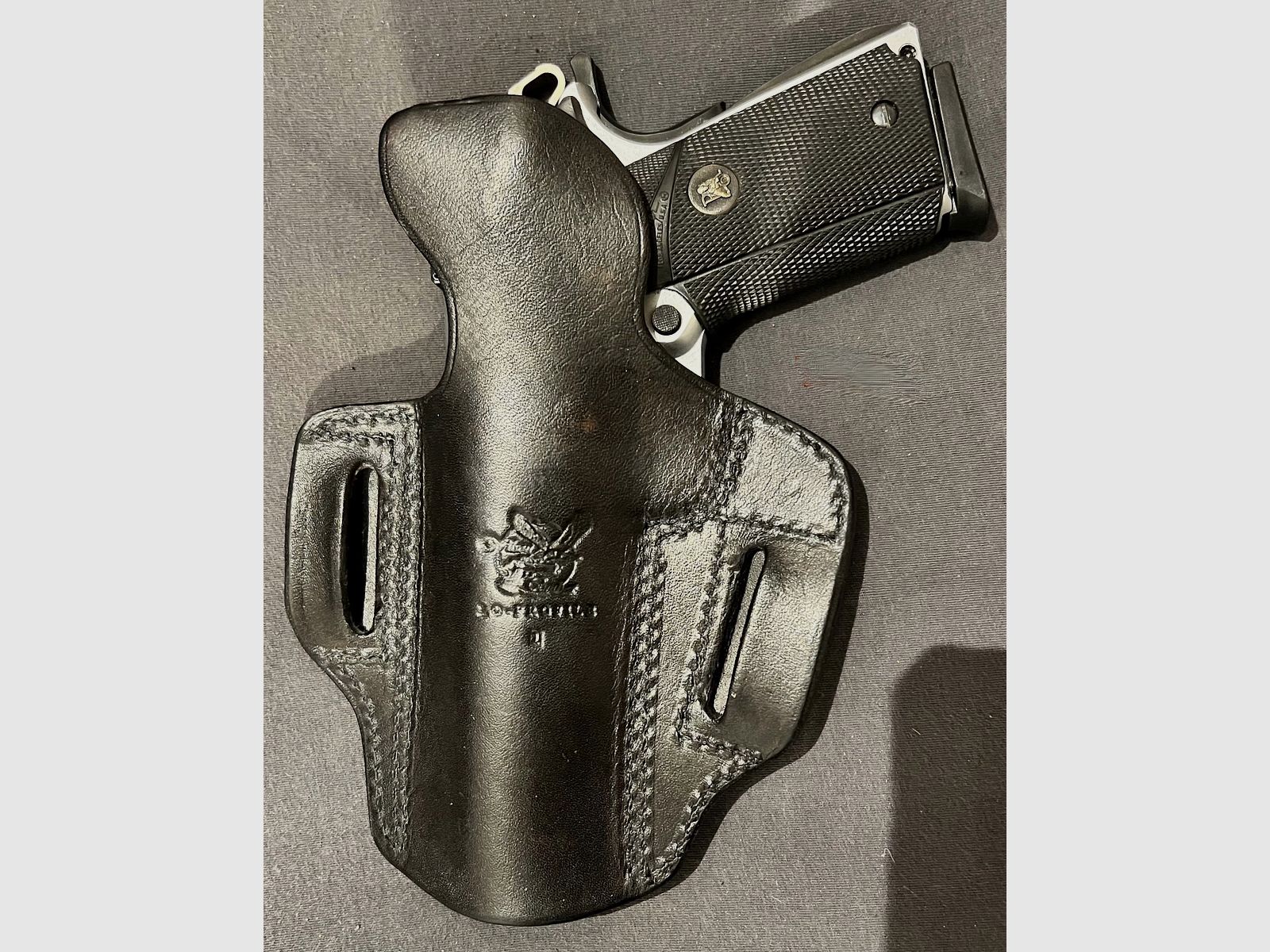 Wilson Combat 1911 Pancake‑Holster — echtes Haifischleder — Sammlerklasse
