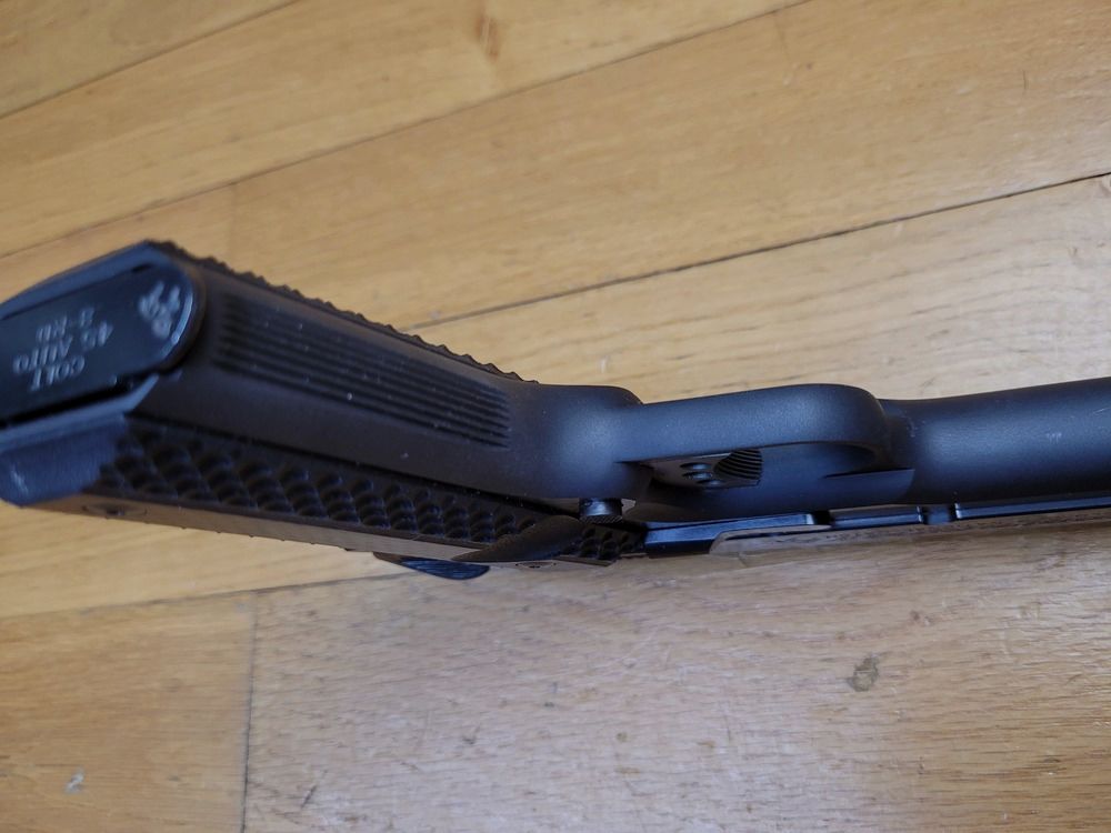 Ikonische Colt 1911 Gold Cup National Match – Serie 70 – Kal. 45acp – Exemplar vorbereitet mit Bushing Briley, DPM Kit und Hogue Griffschalen (das Beste!) – Ultra präziser verstellbarer Abzug – Wunderschöne Brünierung – Gerippter und flacher Verschluss – Matchlauf – Waffe von 2021, die kaum je Pulver gesehen hat (400 Schüsse!) – Der Python unter den 1911, geliefert in seinem kompletten Originalkoffer – Neuwertiger Zustand!, Bild 17 von 28