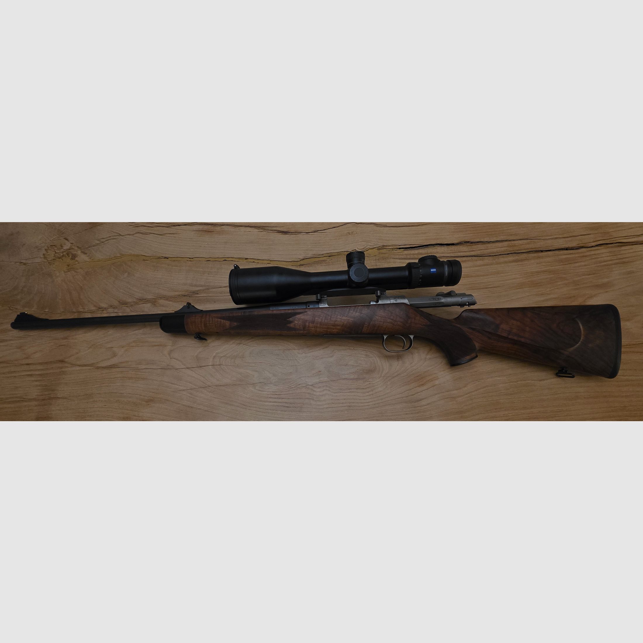 Mauser M03 Expert .223 con calcio in legno pregiato e Zeiss Victory V8 4,5-35 x 60 con regolazione rapida del reticolo (ASV), immagine 1 di 9