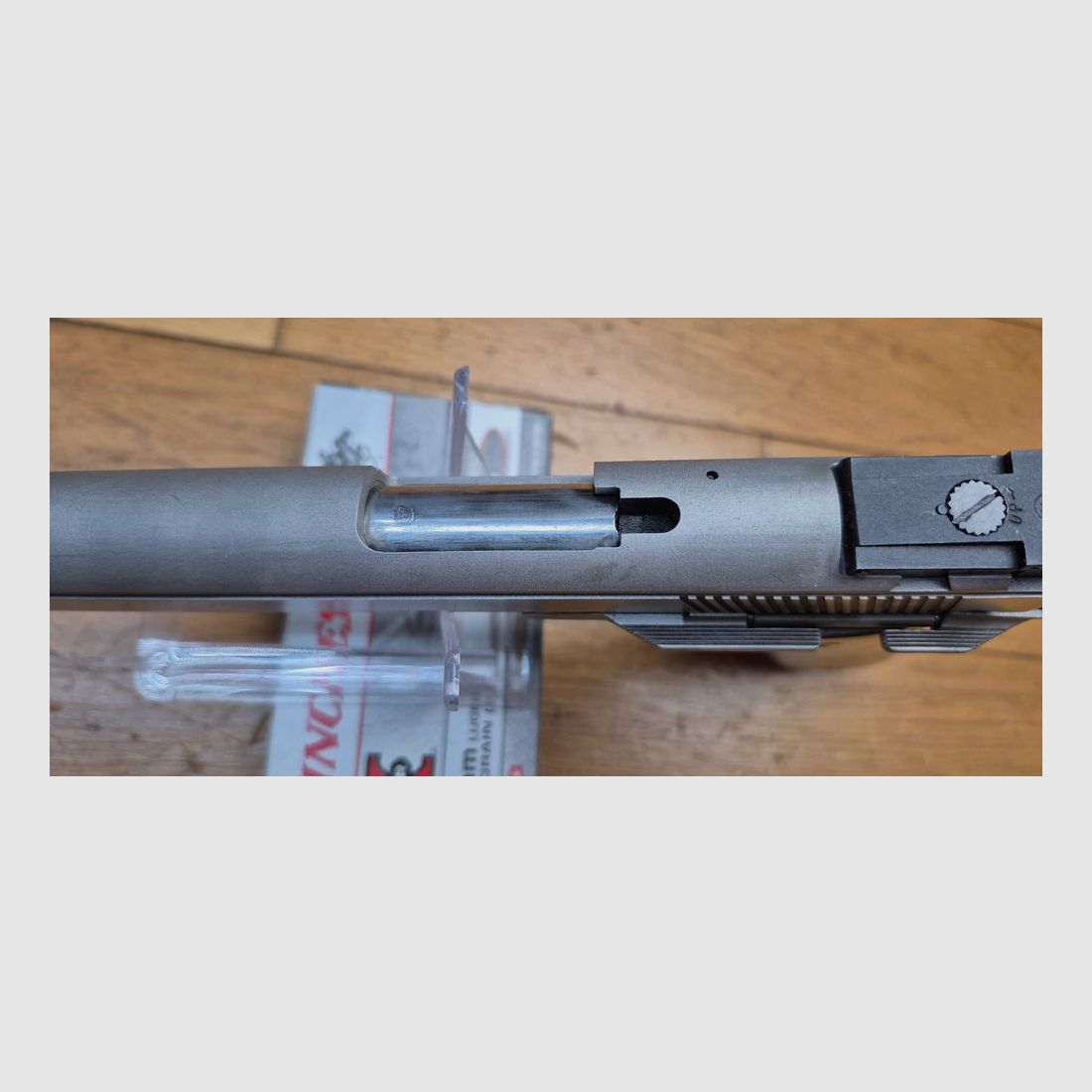 Außergewöhnliche Coonan « Classic » Version B – Seltene Selbstladepistole im Kal. 357 Mag – 7 Schuss +1 – Die beste Pistole im 357 Magnum – Waffe weit überlegen dem Desert Eagle in diesem Kaliber – Weniger als 10.000 Exemplare – Außergewöhnliche Waffe geliefert mit 3 Magazinen (!) – Herstellung aus außergewöhnlichem Stahl – Seltene und sehr gefragte Stück – Zustand nahezu neu! – TBE+/TBE++, Bild 19 von 27