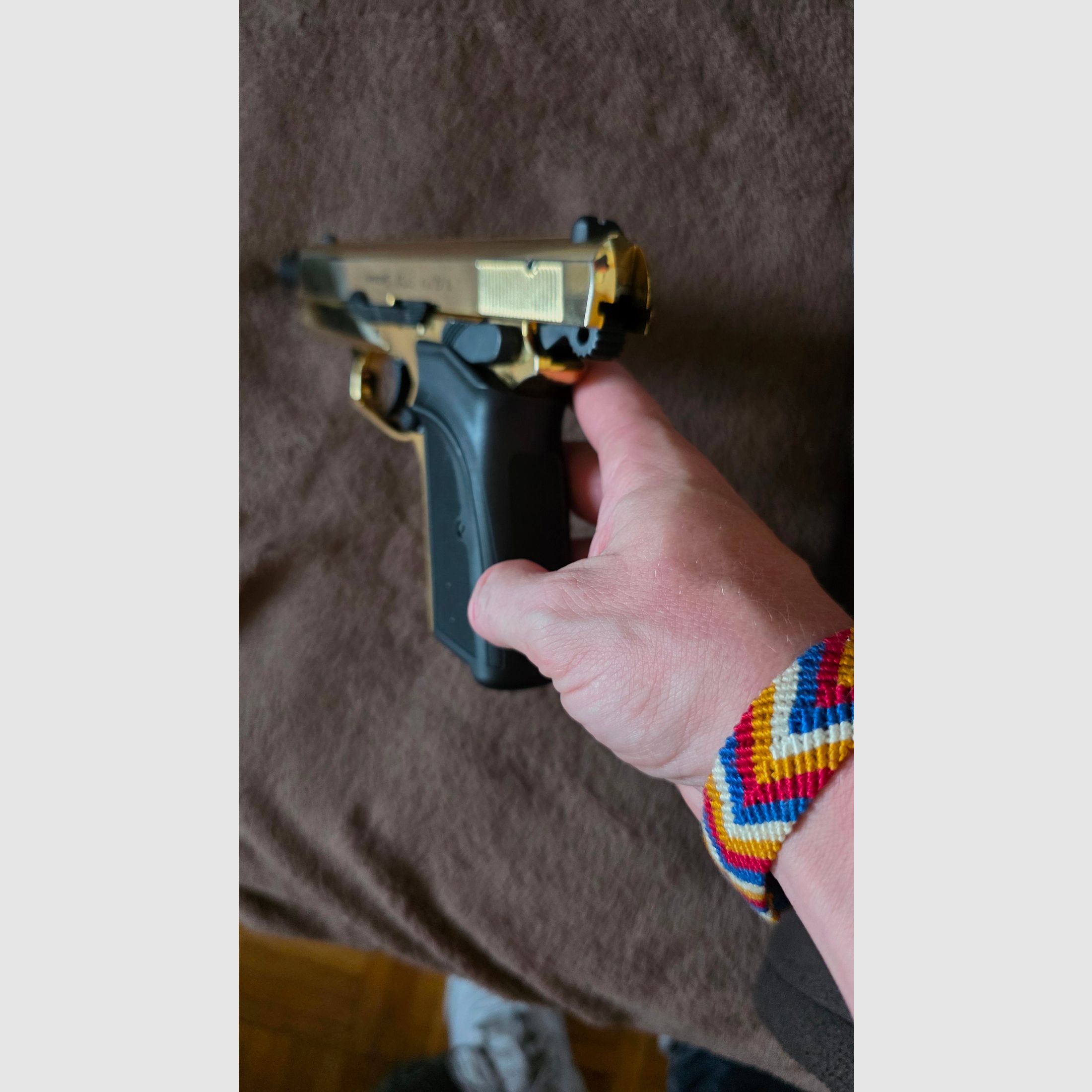 Pistolet d'alarme de 'Browning' cal. 9mm, P. A. K, en noir/doré, état d'occasion, mais entièrement fonctionnel.