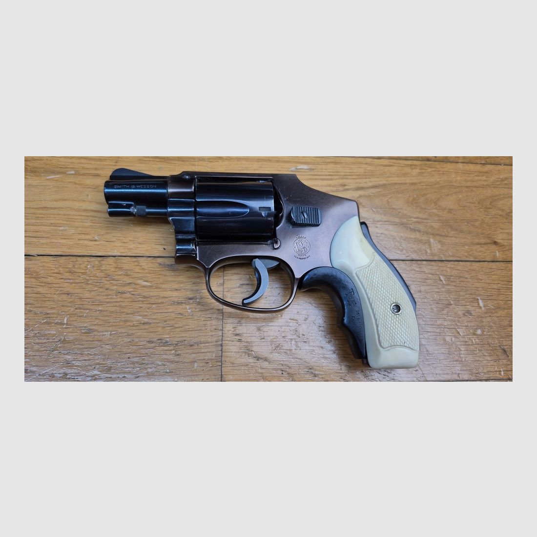 Rivoltante molto raro Smith&Wesson Model 42 Centennial – Un 36 Chief Special senza cane esterno – 5 colpi in cal. .38SP – Modello del centenario 1952 – Versione leggera per difesa ravvicinata – Finitura bicolore rara e splendida Nero / Bronzo con impugnature in osso – Il vero "Bodyguard"! – Splendida condizione estetica – Eccellente stato meccanico – Pezzo eccezionale! – TBE ++, immagine 2 di 22