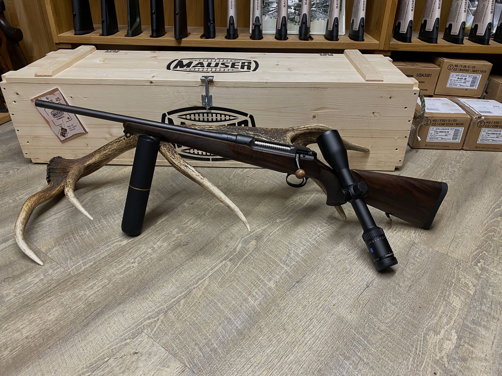 Sauer 101 Artemis VS, links, met Zeiss Conquest V6 2-12x50 M, met rail