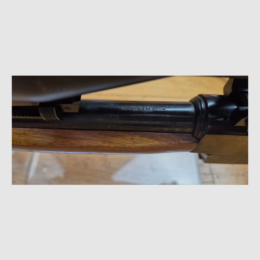 Sehr schöne Selbstladebüchse Unique – Modell X51 Bis – Kal. 22LR – Magazin 5 Schuss – Kassnar 3-9 x40 Zielfernrohr „Made in Japan“! – Gewinde Lauf – Waffe von 1968 – TBE ++, Bild 21 von 33