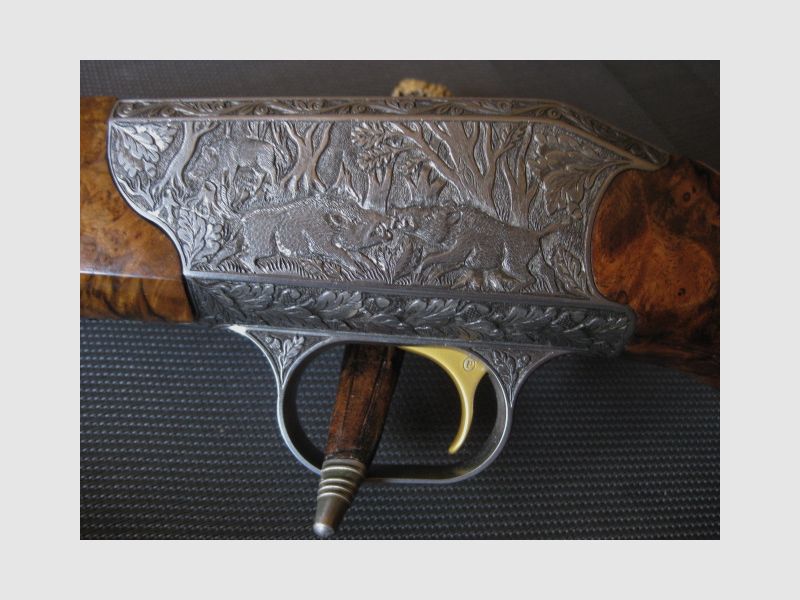 WORLDWIDE GUARANTEED UNIQUE COLLECTOR'S ITEM = Almost new "Custom STEEL SYSTEM completion" with HAND ENGRAVINGS for R93, with right-hand semi-weight stock custom-made and category-11 !! The system is still one WITHOUT serial number !! Including Blaser leather rifle sling!