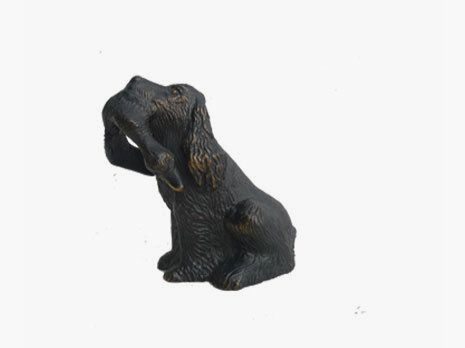 Pequeña estatua de bronce Lovergreen con motivo de cocker spaniel con un pato en la boca