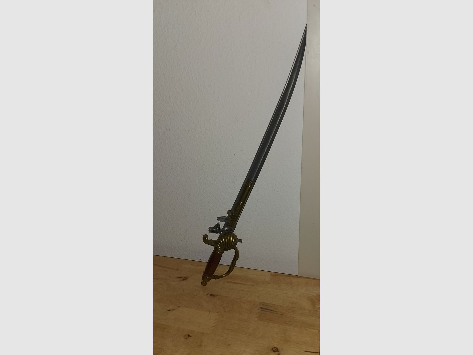 Dekoracyjny szabel z pistoletem skałkowym ok. 72 cm