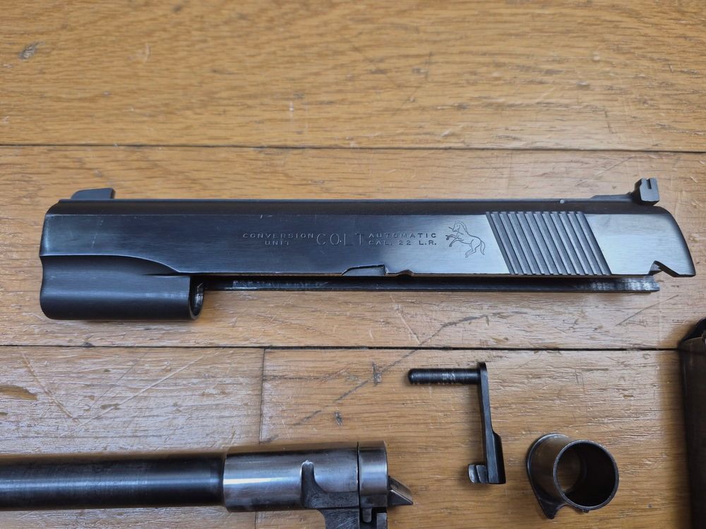 Sehr schöne Umrüstung von Colt für Colt 1911 – Kaliber 22LR – Alle Originalteile von Colt angepasst an das Kaliber einschließlich Bushing und Federn – Qualität der Stähle – 2 Magazine – Selten und TBE++!, Bild 6 von 7