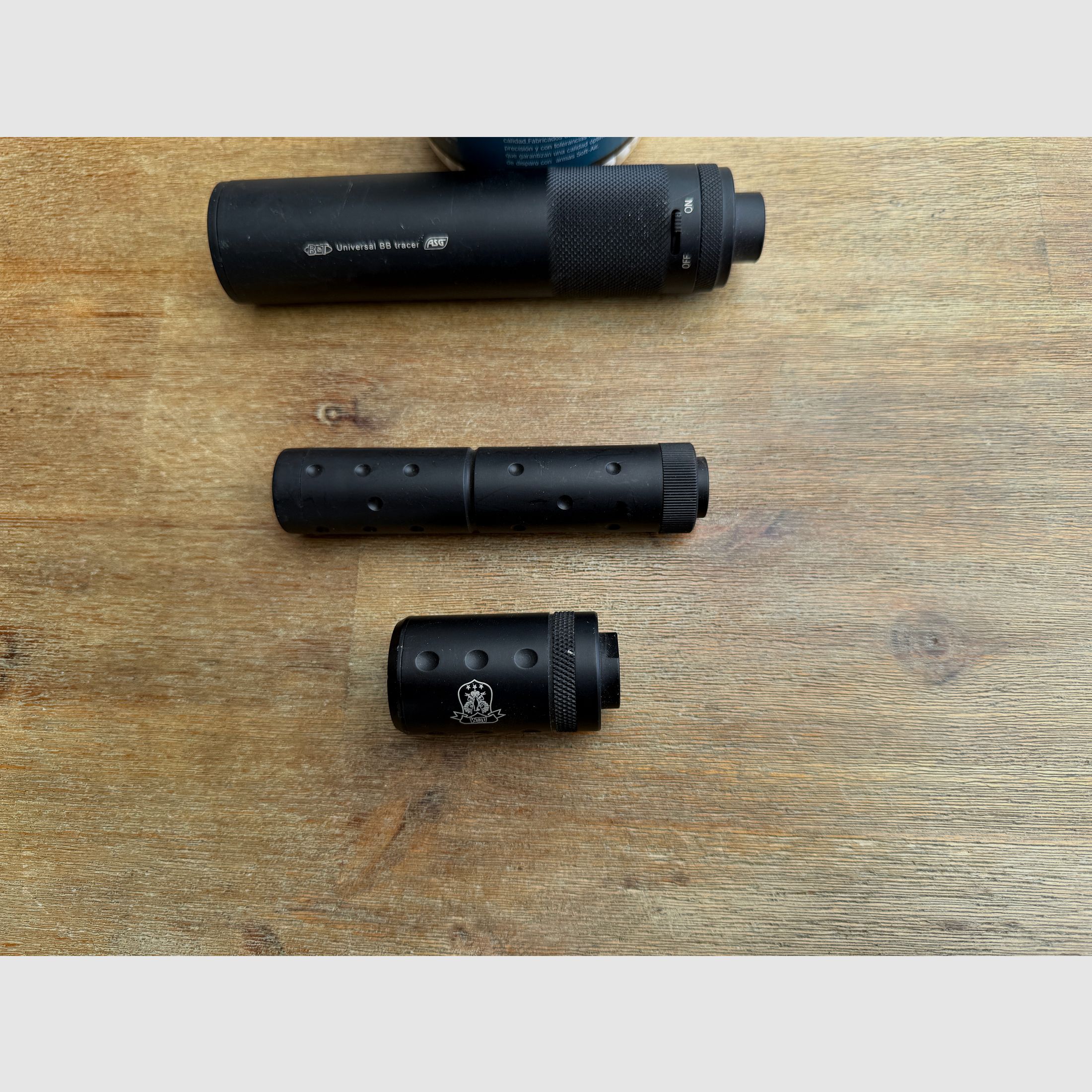 Verschiedene Softair-Waffen und Zubehör (Zielfernrohr, Magazine, Schalldämpfer, etc)