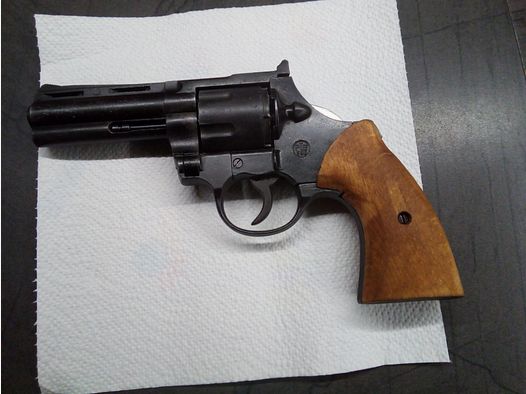 Biete einen Revolver Modell ME Magnum.9mm/380knall.Holzgrifschalen