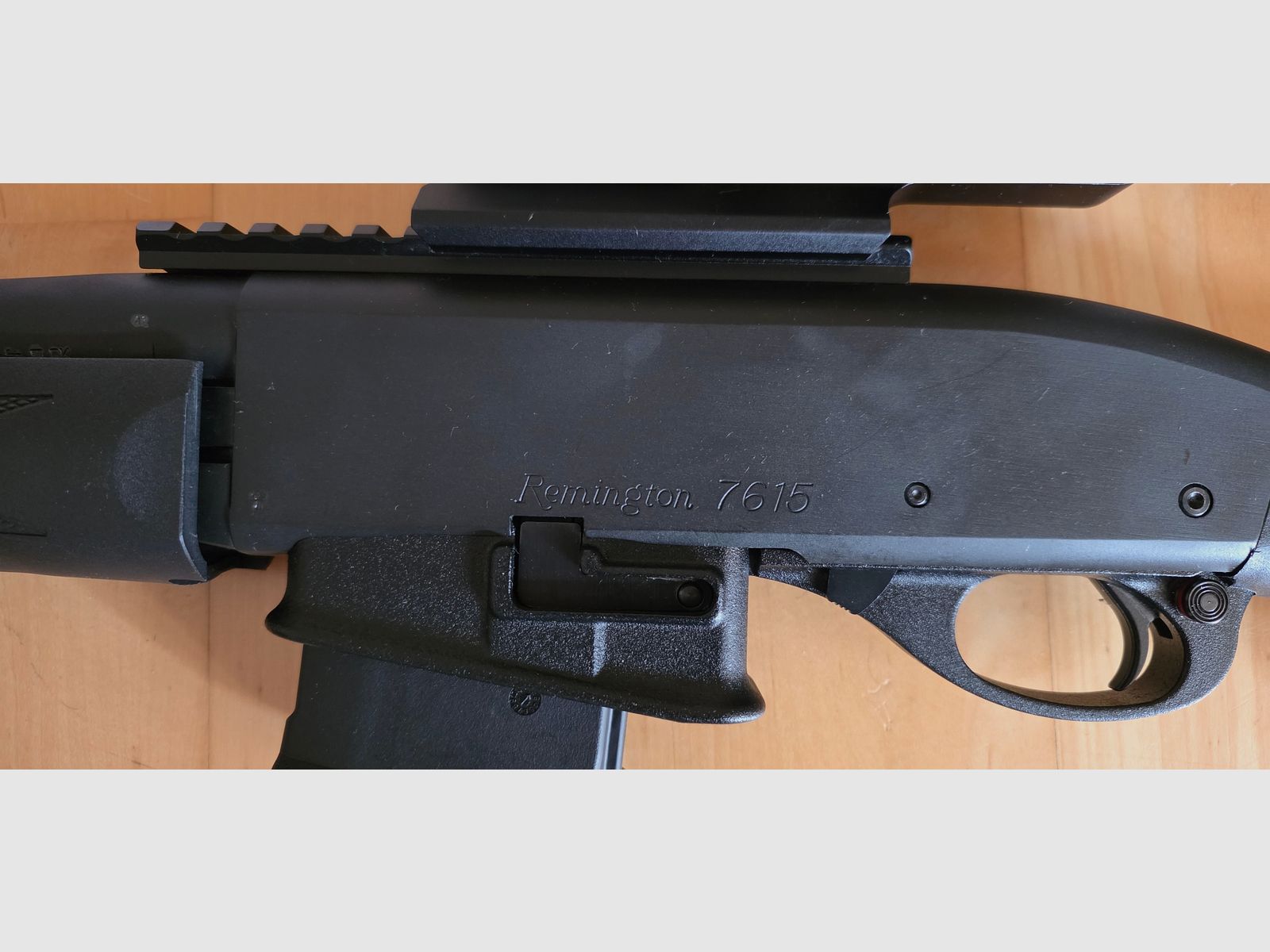 Remington 7615 Police carabina a ripetizione con calcio anteriore, calibro .223 Rem, inclusa ottica da caccia Falke 1-6x24, montaggio a blocco, borsa in pelle, condizioni eccellenti