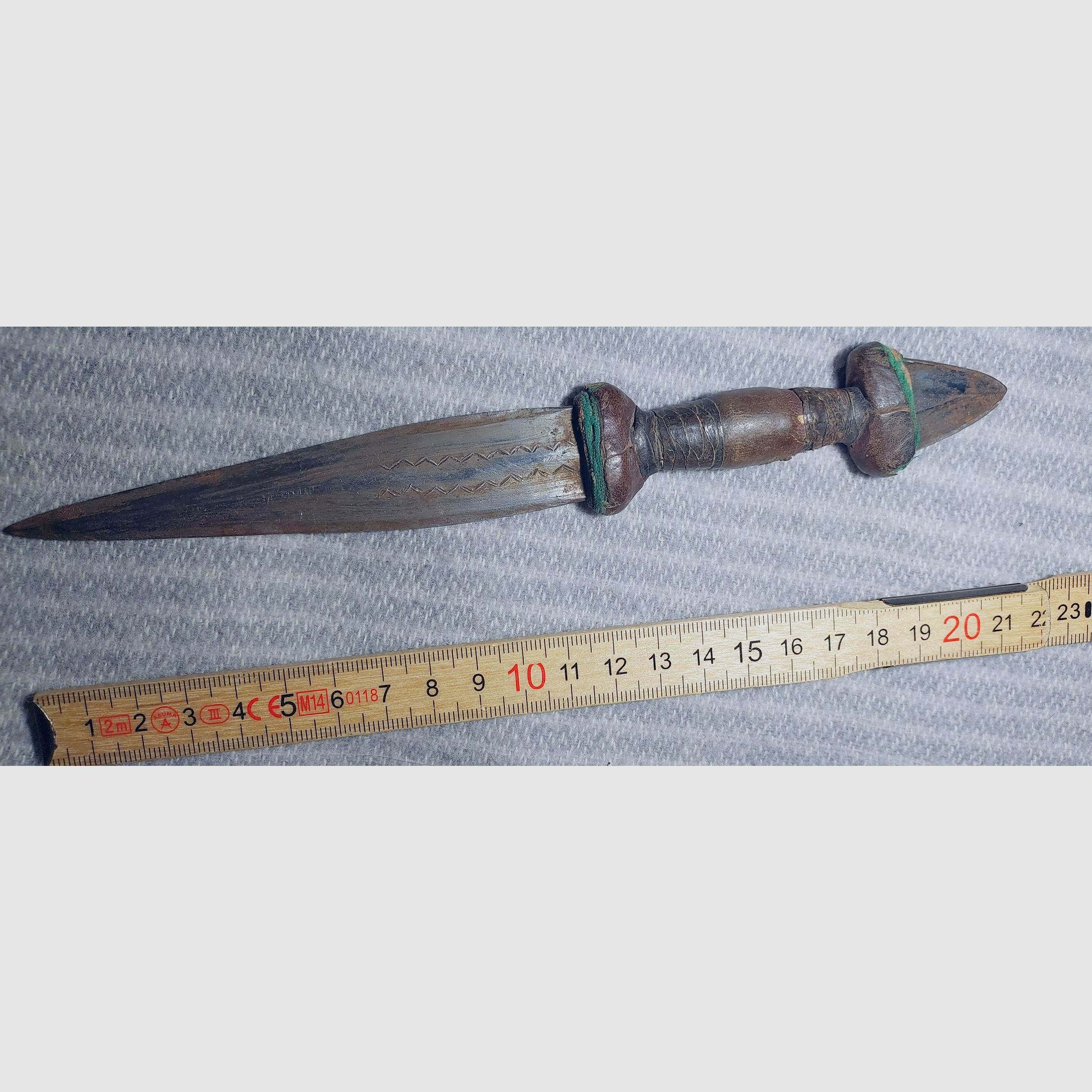 Historischer afrikanischer Dolch – ethnografisches Sammlerstück