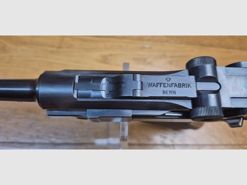 Sehr schöner Luger Schweiz P06/1924 – Kal. 7,65 Parabellum – Arsenal Bern 1932 – Eines von 17.800! – Vollständig monomatrikuliert – Magazin im Modell – Zustand nahezu neu! Wunderschön! TBE++, Bild 19 von 28