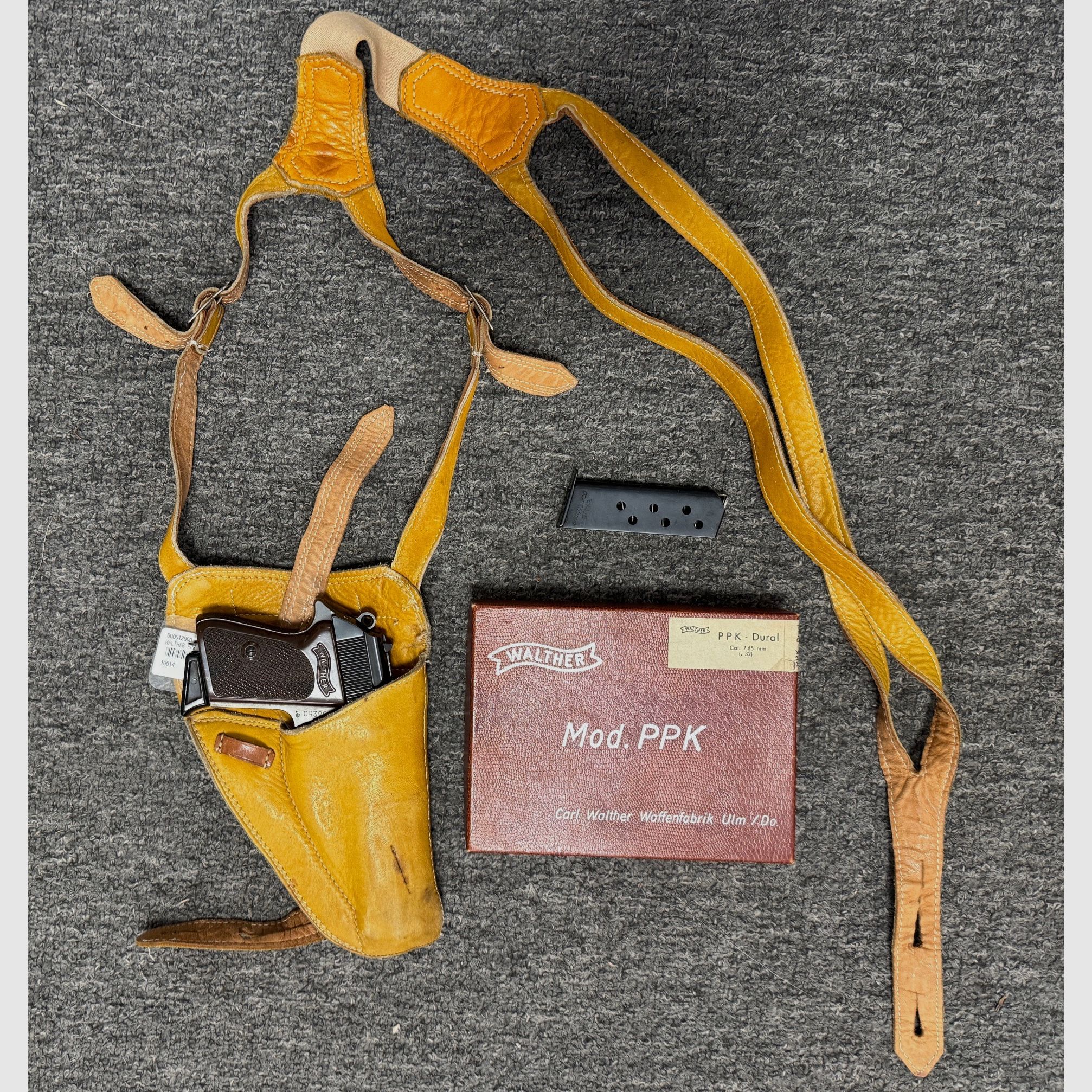 Walther PPK 7.65mm from 1965 with 2 magazines & special holster