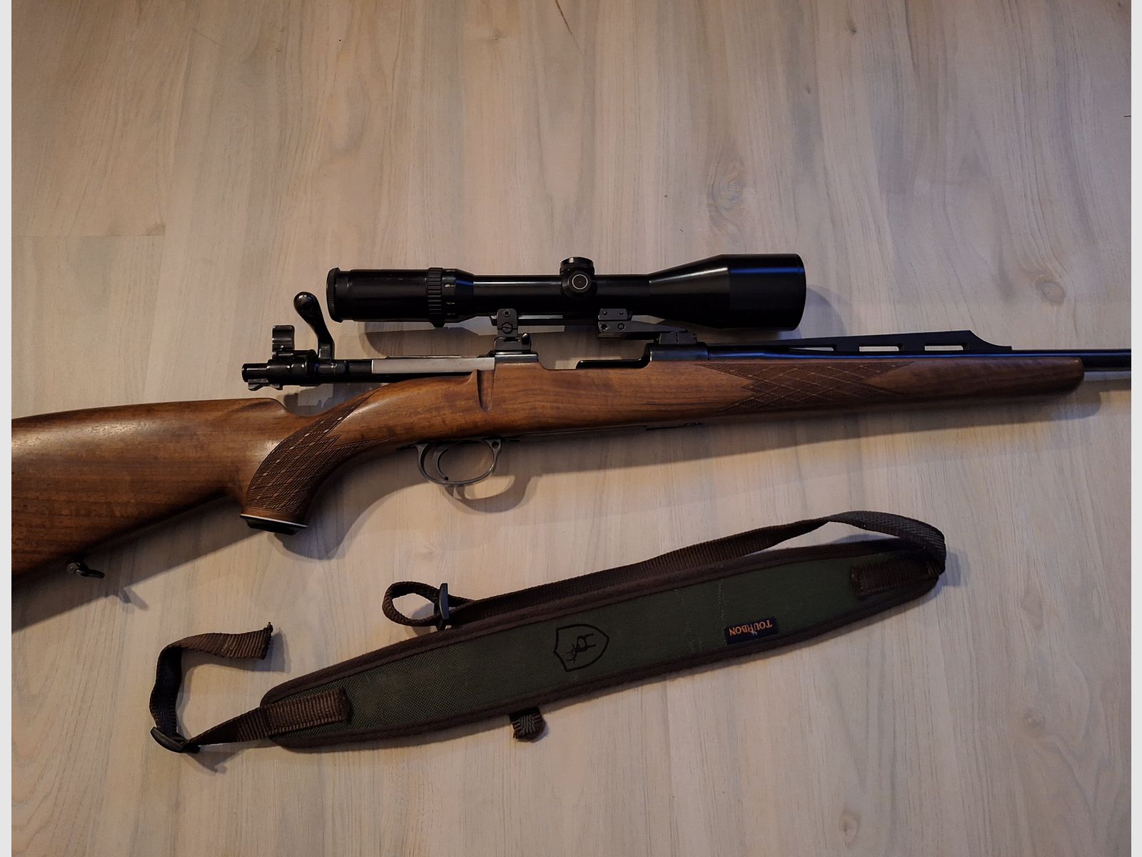 Carabine à répétition sur base Mauser 98 avec lunette 3-12x50