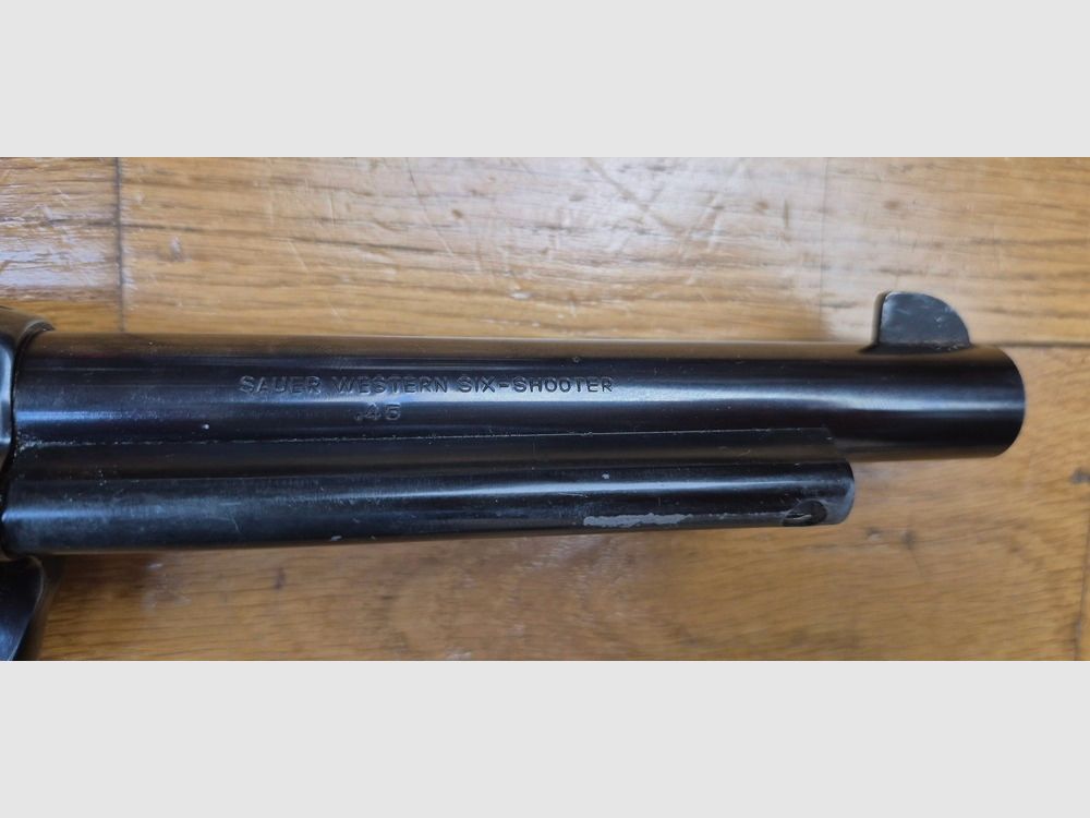 Bellissimo revolver Sauer & Sohn Western Six Shooter — .45 Long Colt — Prova Kiel del 1968 – SAA 1873 – Canne da sei pollici – Buone impugnature in noce in TBE – Meccanica molto buona – Canne a specchio superbe / camere idem – Bellissimo Buscadero 100% in TBE incluso! – Arma in BE+/TBE, immagine 21 di 29