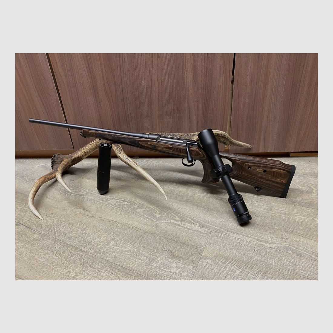 Sauer 101 GTI, links, mit Zeiss Conquest V6 2-12x50 M, mit Schiene