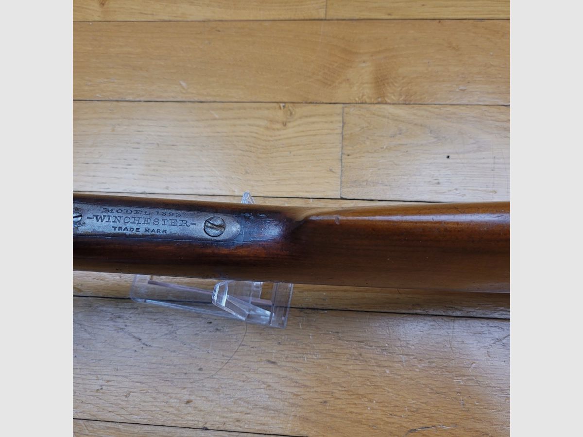 Sehr schöne Winchester Model 1892 – Version „Rifle“ mit rundem Lauf – in 32WCF – New Haven Waffen von 1906 – Schöne amerikanische Nussbaumholz – Sehr schöner Lauf und Mechanismus – Epochen-Hausse Marble – Sehr schöne Beschriftungen – TBE+, Bild 19 von 36