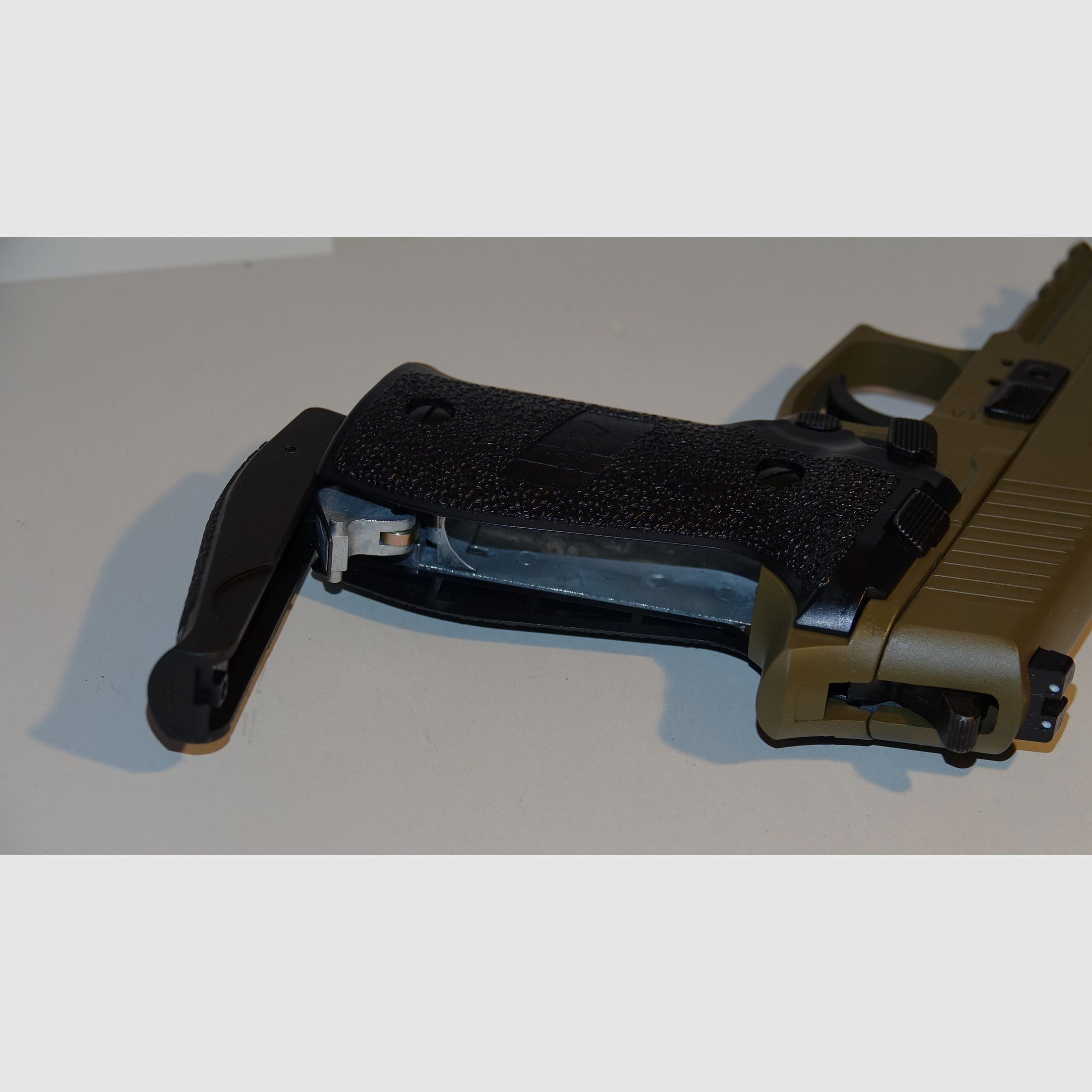  SigSauer P226 CO2 Pistool BlowBack in zeldzaam TAN BEIGE / DARK Earth als nieuw