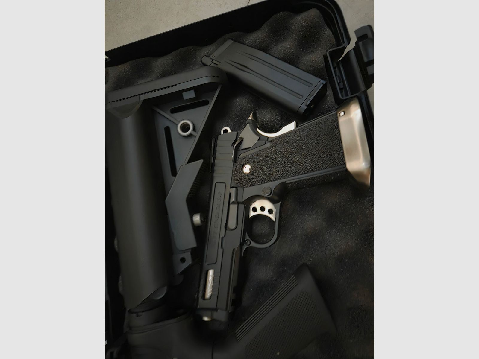 2 uszkodzone Airsofty – WE T-Rex Hi-Capa & Specna Arms SA-7 Core (do majsterkowania / na części)